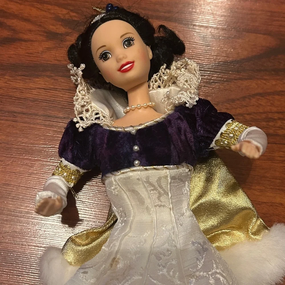 VTG 1998 Mattel Barbie Doll Disney Snow White Holiday Princess Collection